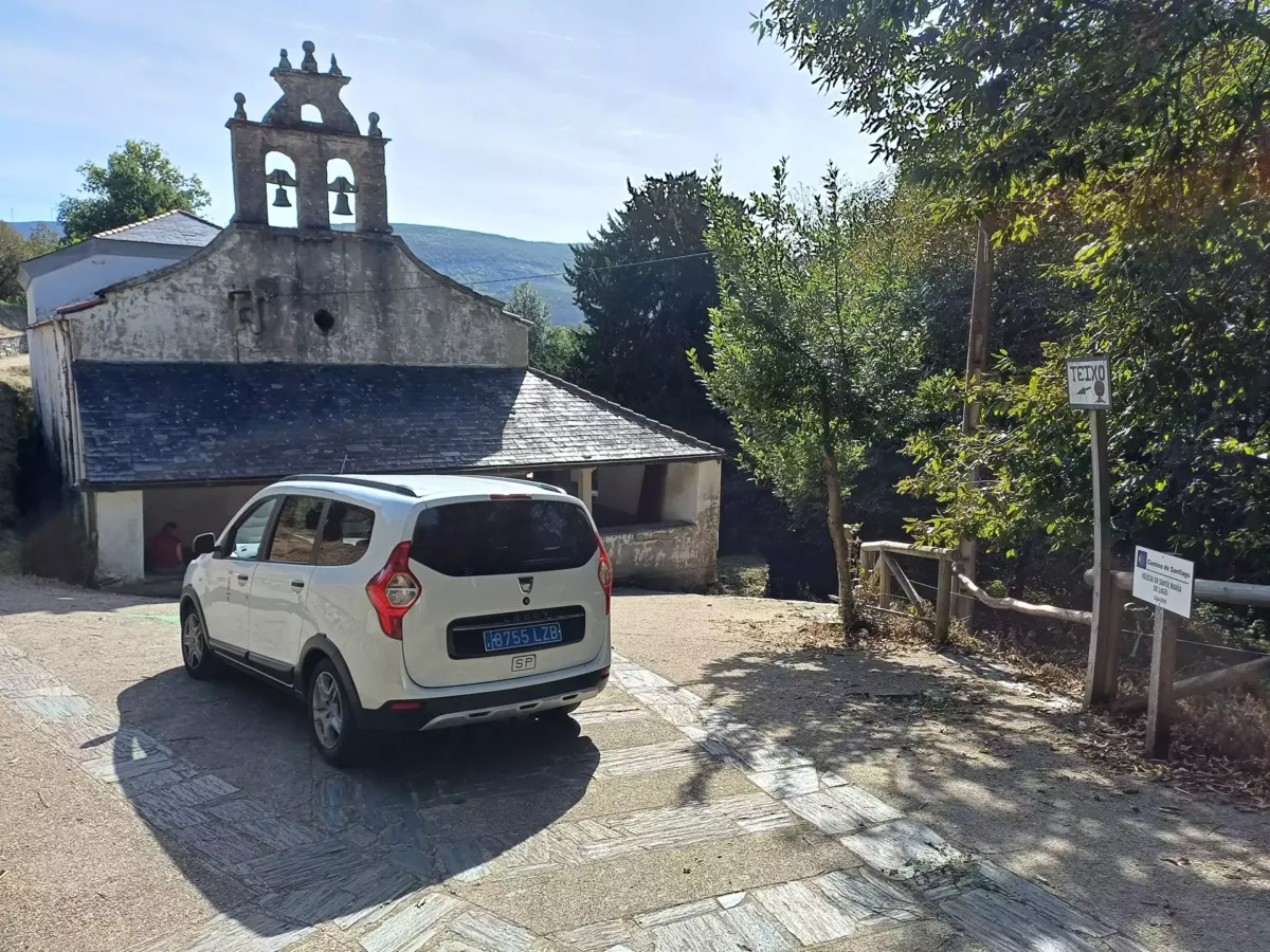 Taxi junto a capilla