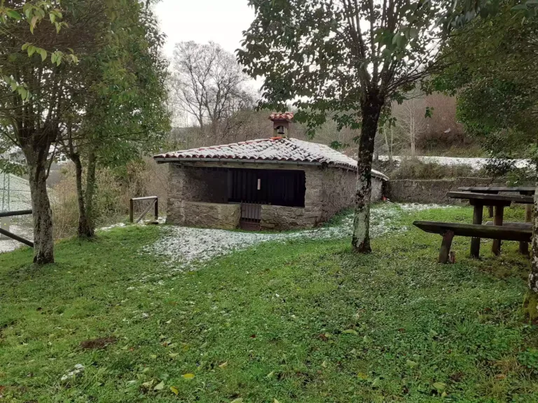 Capilla junto a un merendero